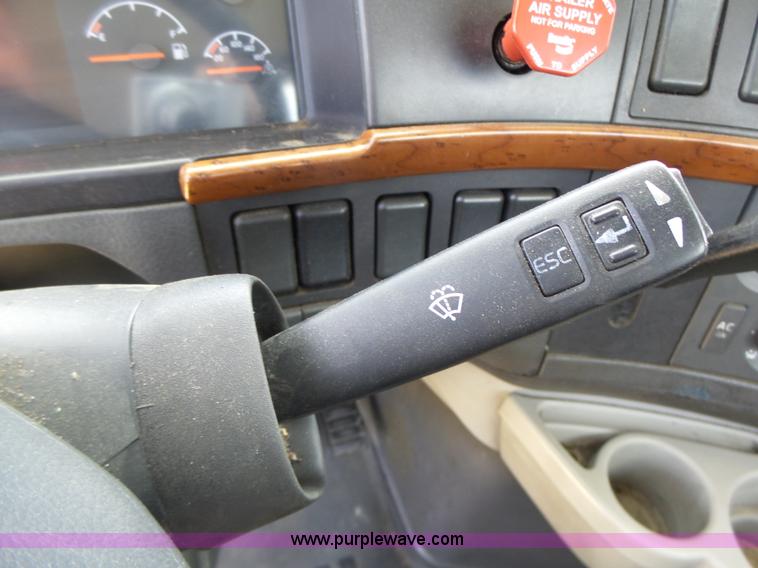 image for item L6161 2006 Volvo VNL semi truck