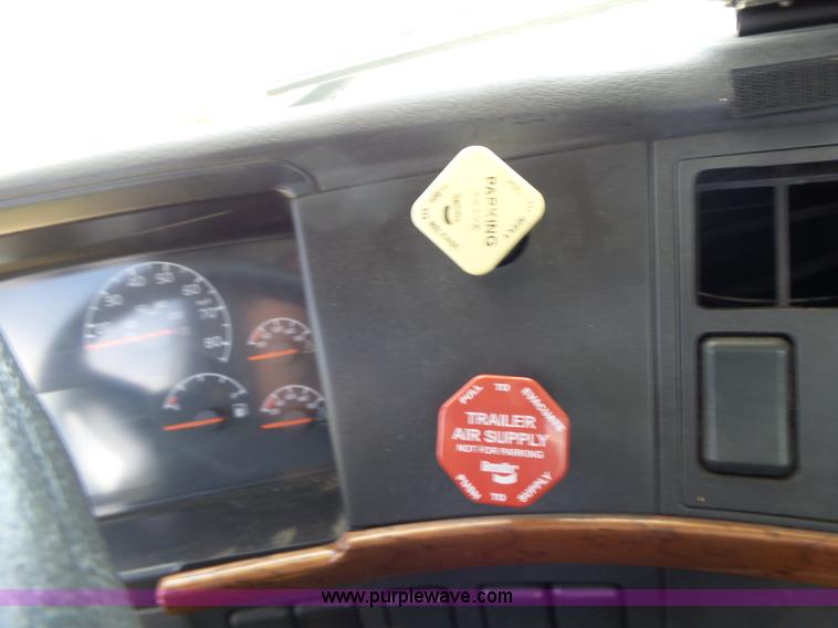 image for item L6161 2006 Volvo VNL semi truck