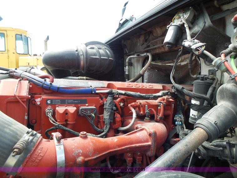 image for item L6161 2006 Volvo VNL semi truck