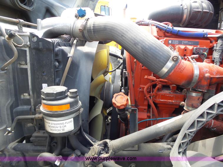 image for item L6161 2006 Volvo VNL semi truck