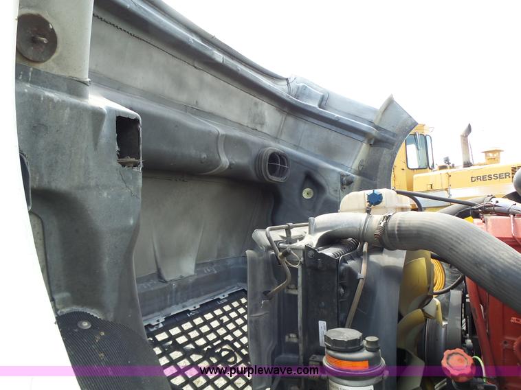 image for item L6161 2006 Volvo VNL semi truck