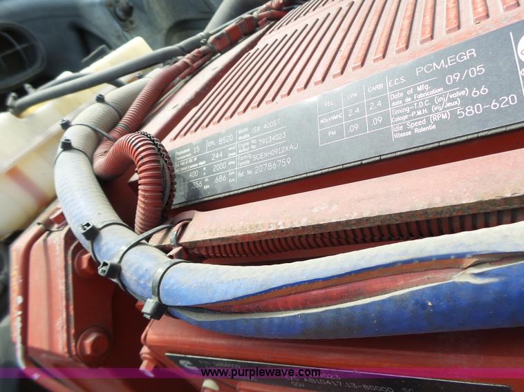 image for item L6161 2006 Volvo VNL semi truck