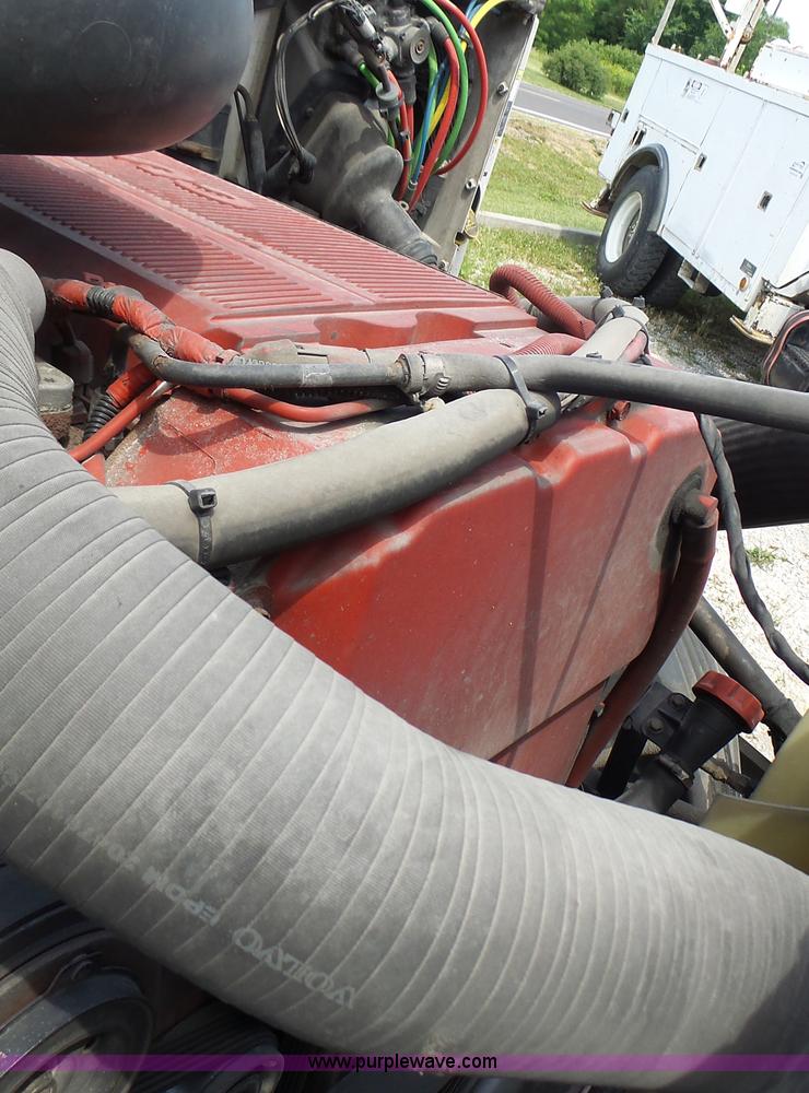 image for item L6161 2006 Volvo VNL semi truck