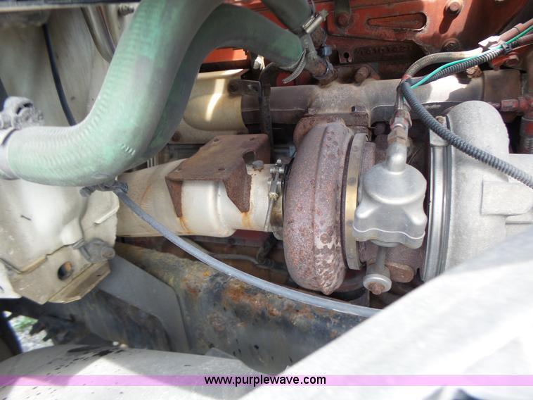 image for item L6161 2006 Volvo VNL semi truck