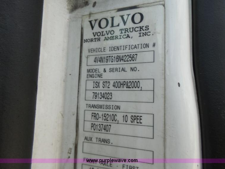 image for item L6161 2006 Volvo VNL semi truck