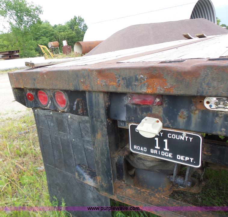 image for item L6172 1984 Dorsey flatbed trailer