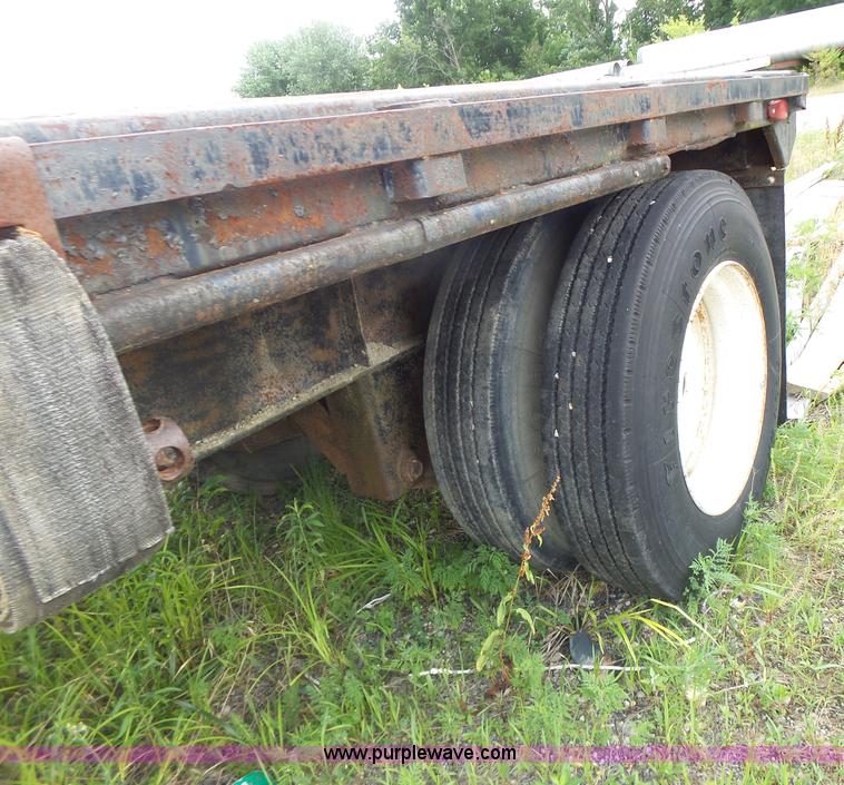 image for item L6172 1984 Dorsey flatbed trailer