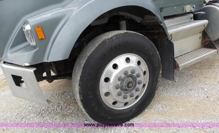 image for item L6177 1992 Kenworth T400 semi truck