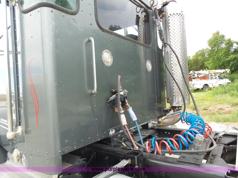 image for item L6177 1992 Kenworth T400 semi truck