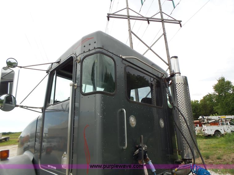 image for item L6177 1992 Kenworth T400 semi truck