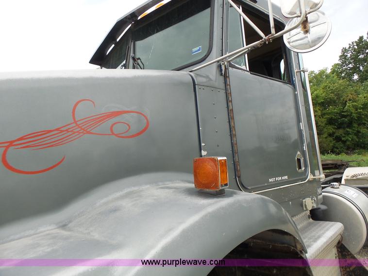 image for item L6177 1992 Kenworth T400 semi truck