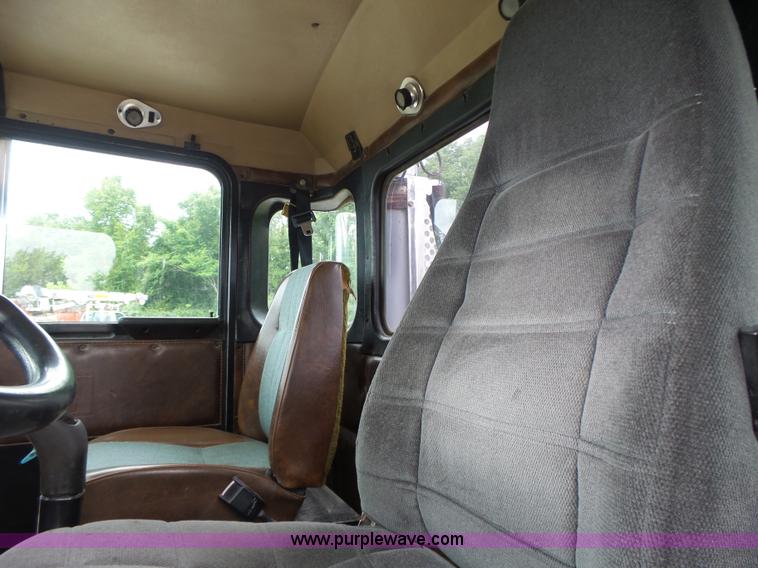 image for item L6177 1992 Kenworth T400 semi truck