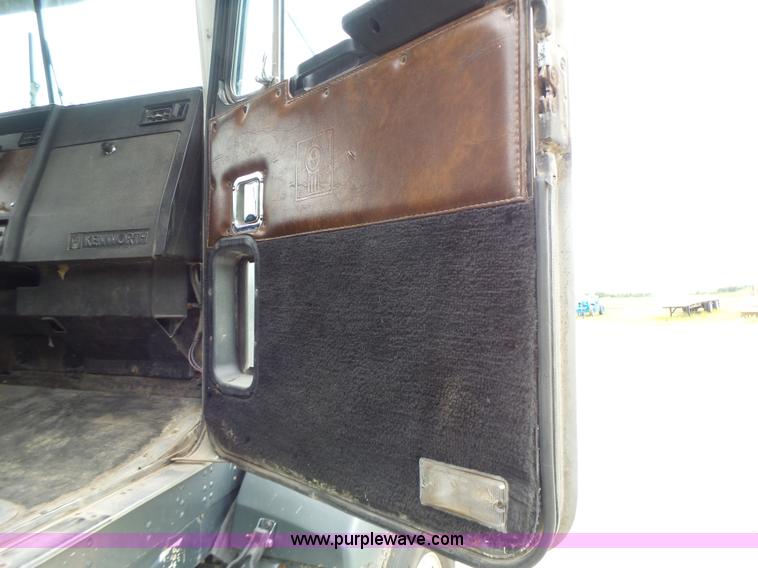 image for item L6177 1992 Kenworth T400 semi truck