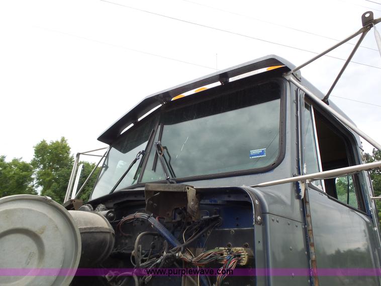 image for item L6177 1992 Kenworth T400 semi truck