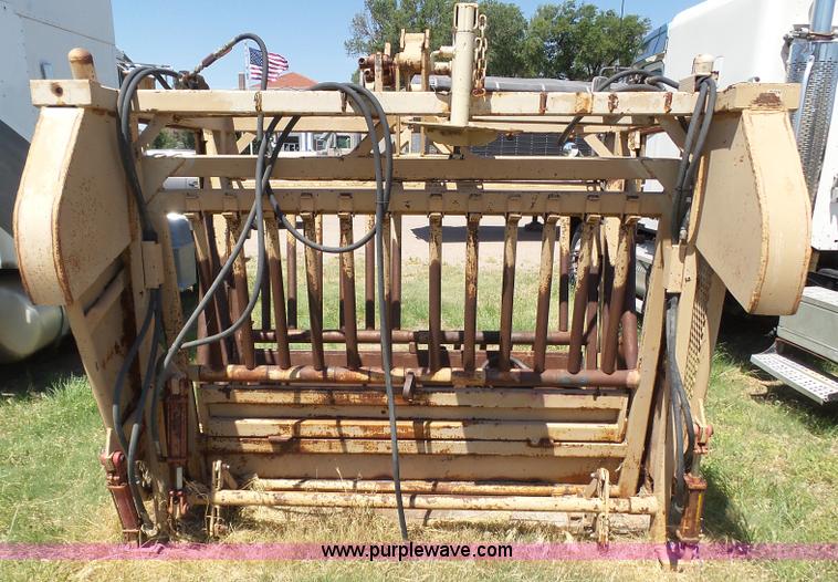 image for item AR9254 CS 9220B cattle chute