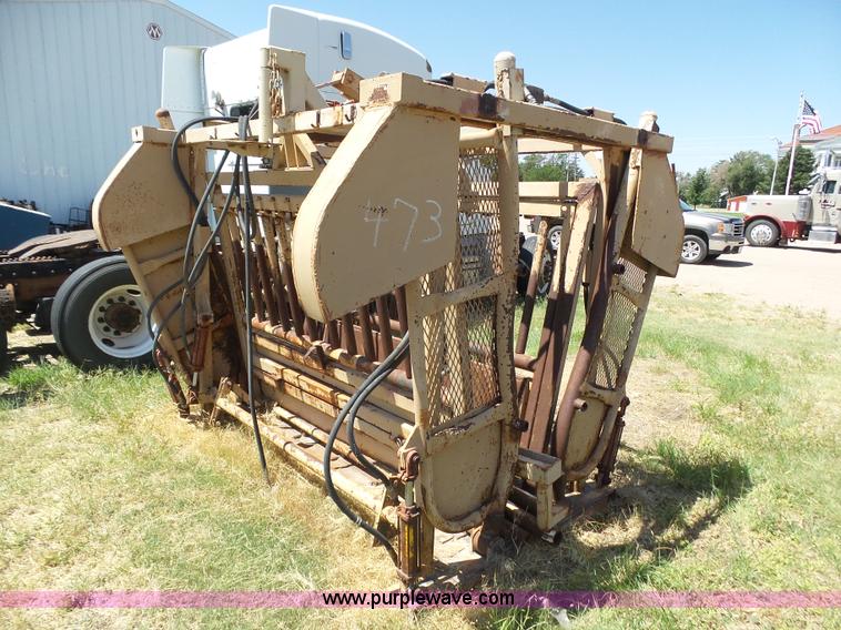 image for item AR9254 CS 9220B cattle chute