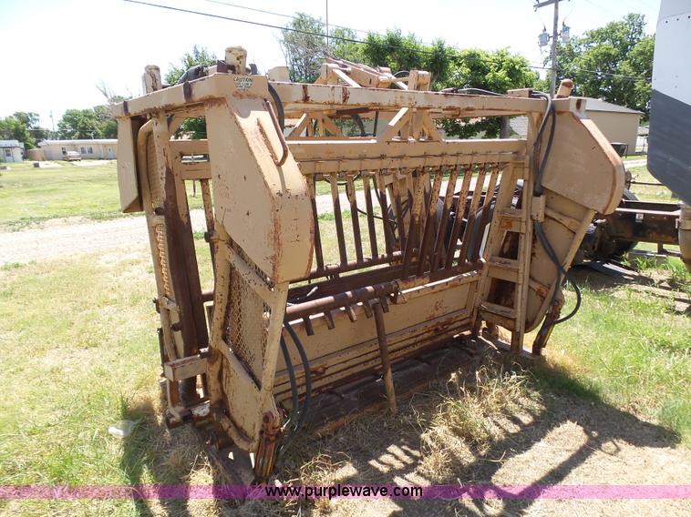 image for item AR9254 CS 9220B cattle chute