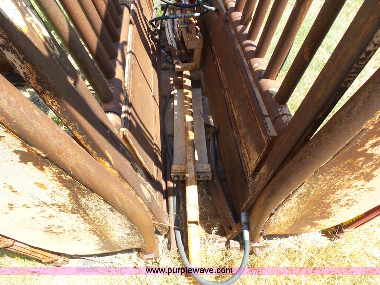 image for item AR9254 CS 9220B cattle chute