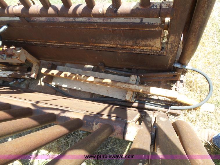 image for item AR9254 CS 9220B cattle chute