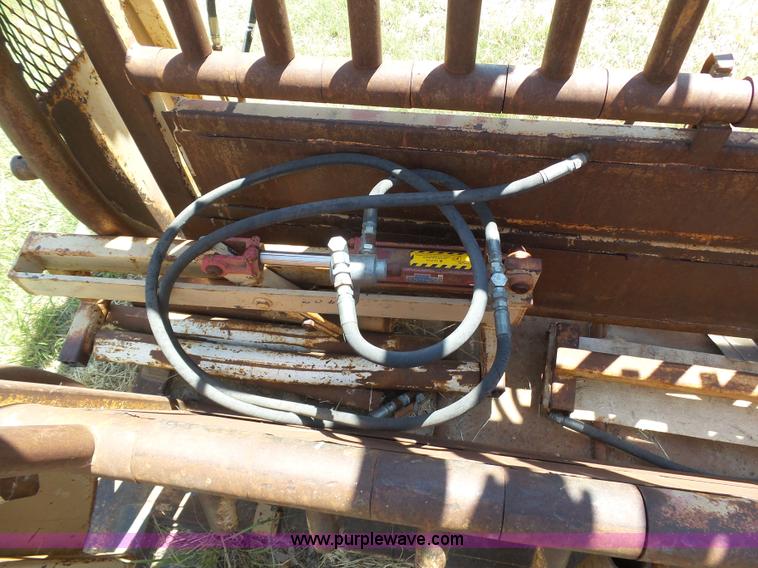 image for item AR9254 CS 9220B cattle chute