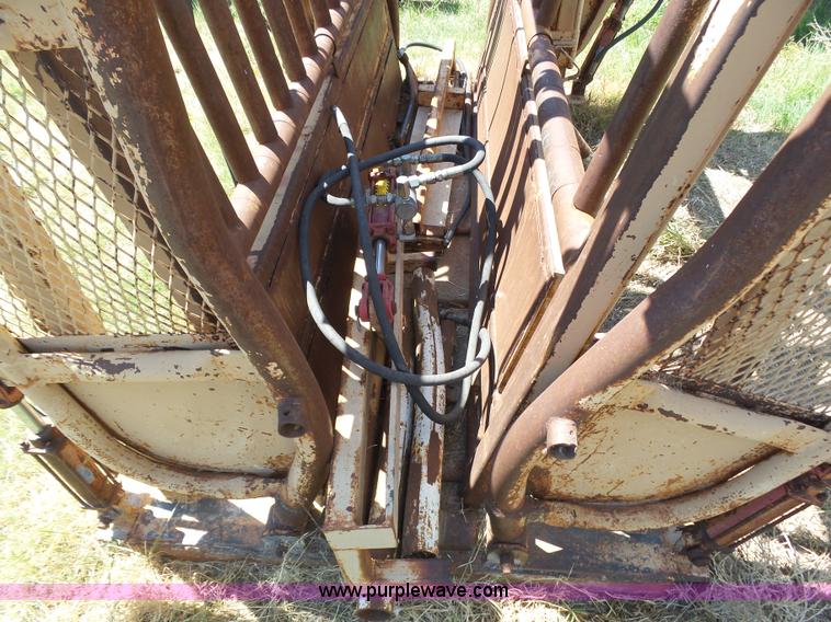 image for item AR9254 CS 9220B cattle chute