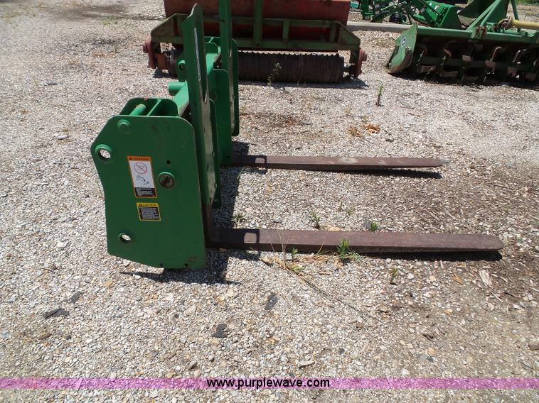 image for item BG9436 John Deere 7210 tractor forks