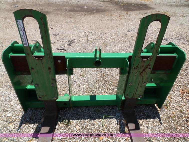 image for item BG9436 John Deere 7210 tractor forks