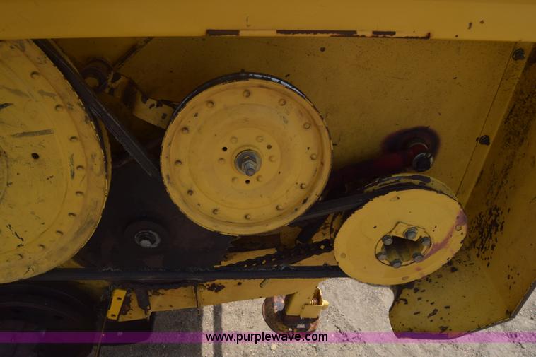 image for item CB9042 New Holland 2550 self-propelled windrower