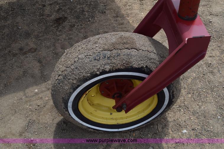 image for item CB9042 New Holland 2550 self-propelled windrower