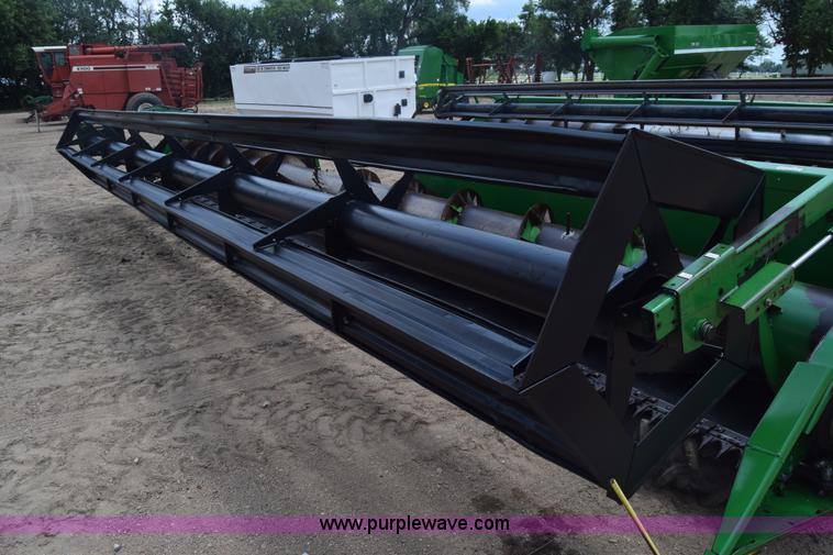 image for item CB9048 2002 John Deere 930R rigid head