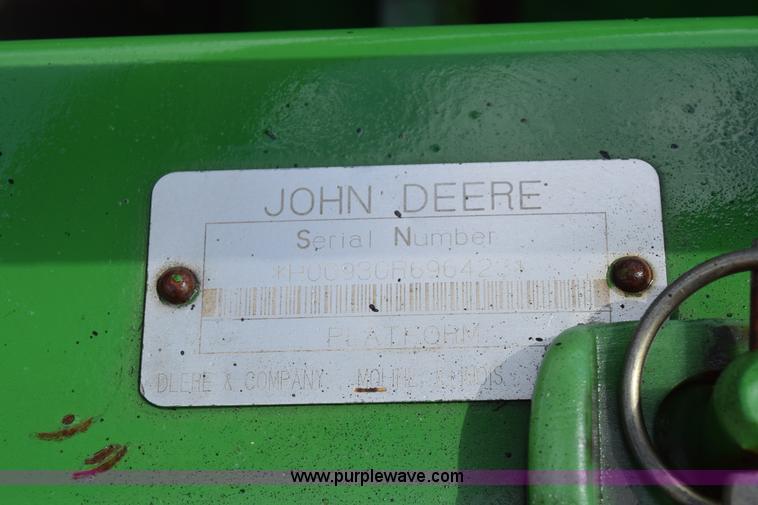 image for item CB9048 2002 John Deere 930R rigid head