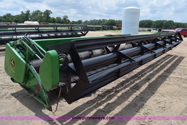 image for item CB9048 2002 John Deere 930R rigid head