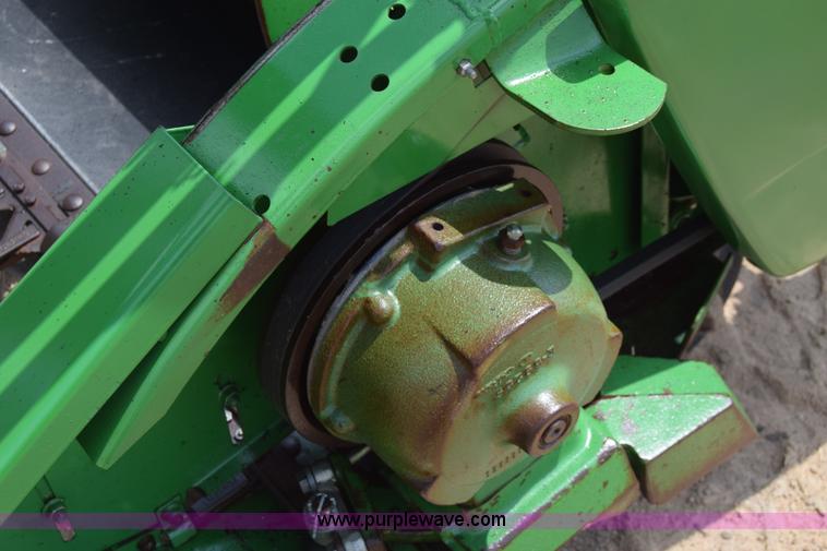 image for item CB9048 2002 John Deere 930R rigid head