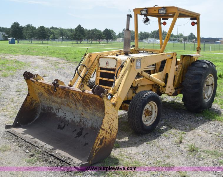 image for item CB9388 International 2510 tractor