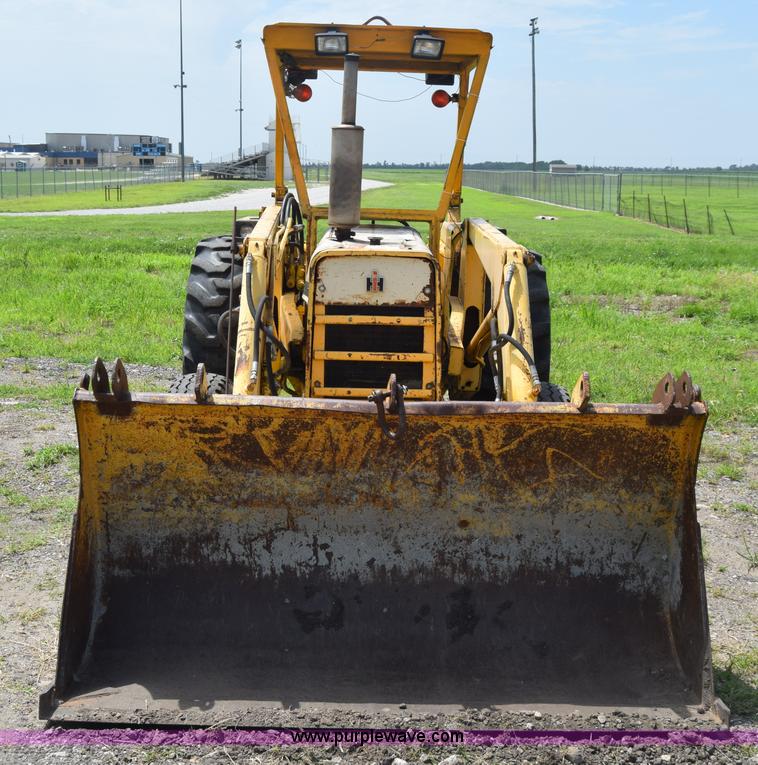 image for item CB9388 International 2510 tractor