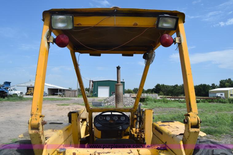 image for item CB9388 International 2510 tractor