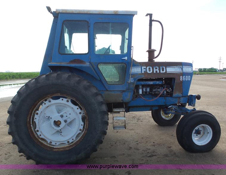 image for item J6026 1975 Ford 8600 tractor