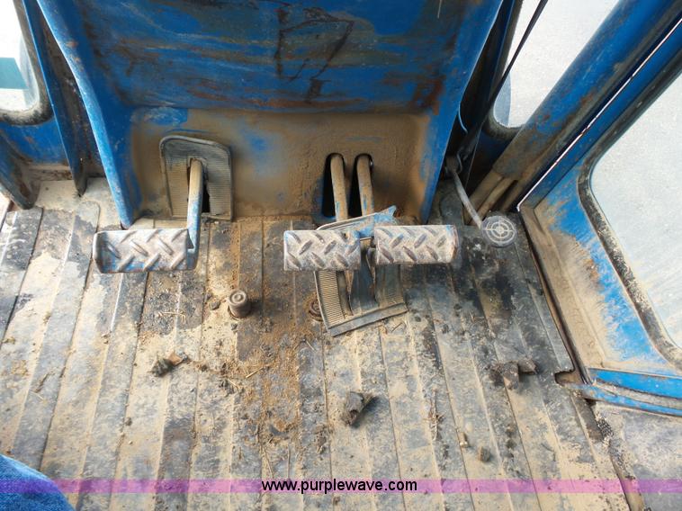 image for item J6026 1975 Ford 8600 tractor