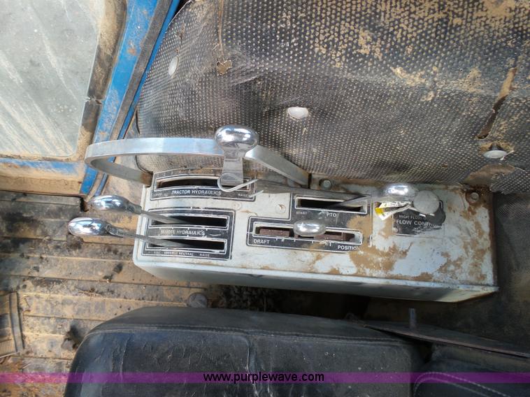 image for item J6026 1975 Ford 8600 tractor