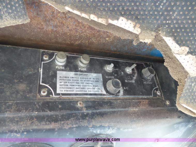 image for item J6026 1975 Ford 8600 tractor