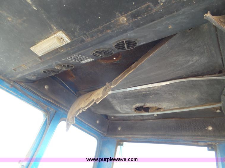 image for item J6026 1975 Ford 8600 tractor