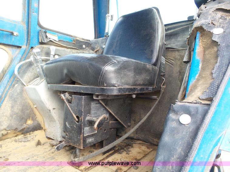 image for item J6026 1975 Ford 8600 tractor