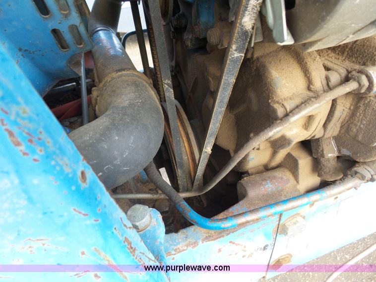 image for item J6026 1975 Ford 8600 tractor