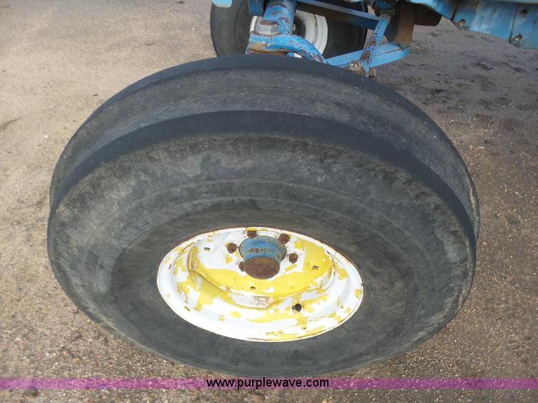 image for item J6026 1975 Ford 8600 tractor