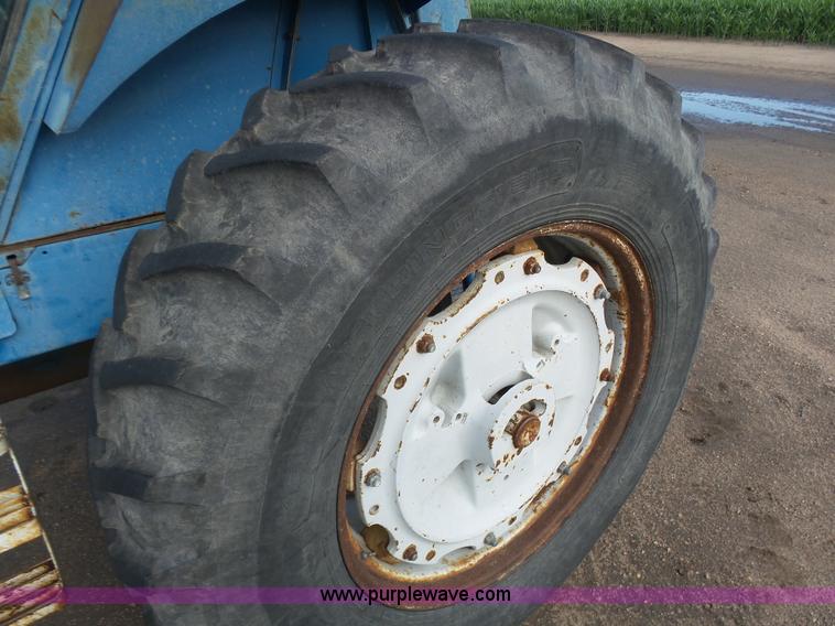 image for item J6026 1975 Ford 8600 tractor