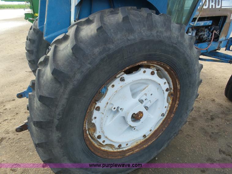 image for item J6026 1975 Ford 8600 tractor