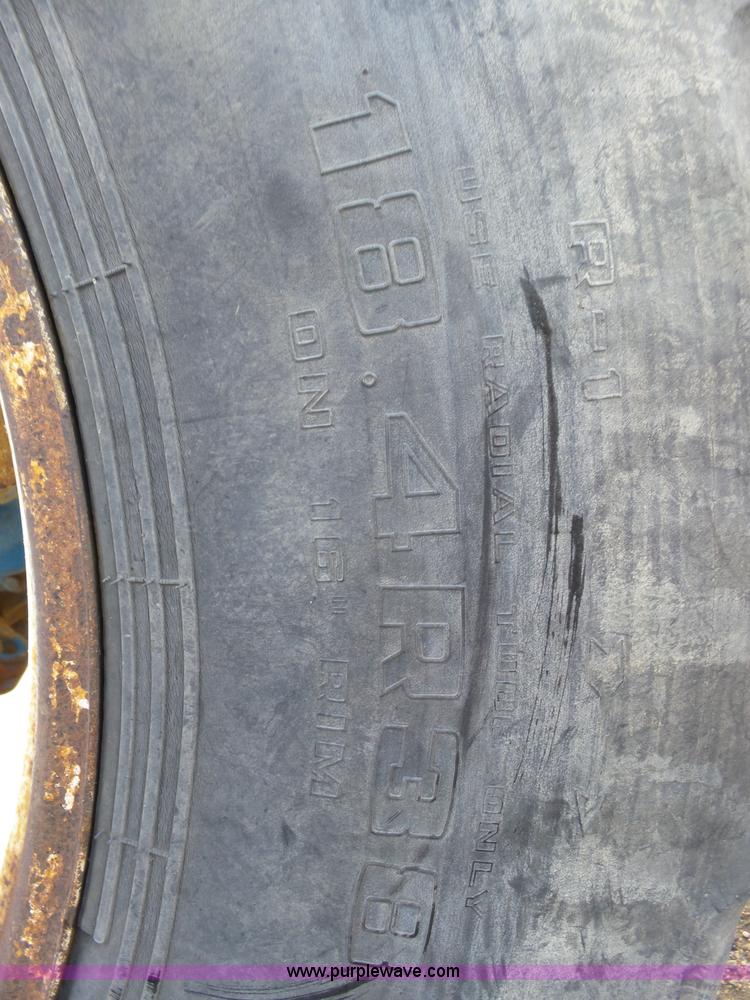 image for item J6026 1975 Ford 8600 tractor