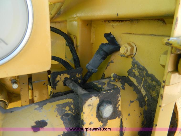 image for item J8866 1987 Vermeer 605J round baler