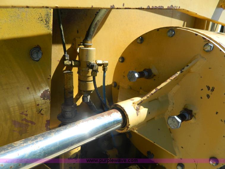 image for item J8866 1987 Vermeer 605J round baler