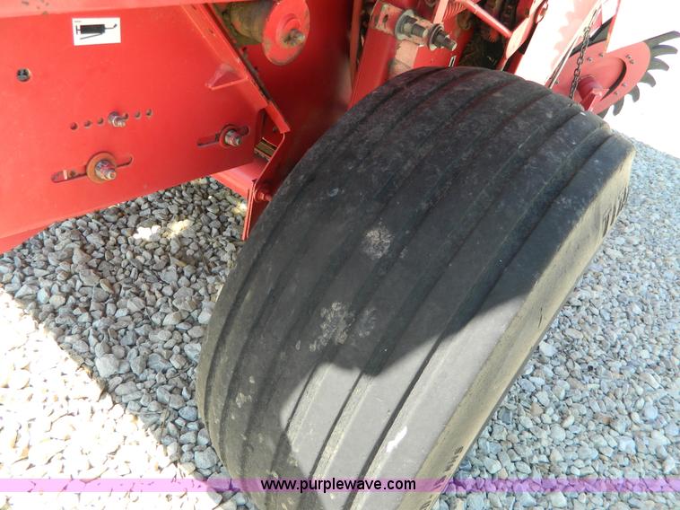 image for item J8867 1995 Gehl 1875 round baler